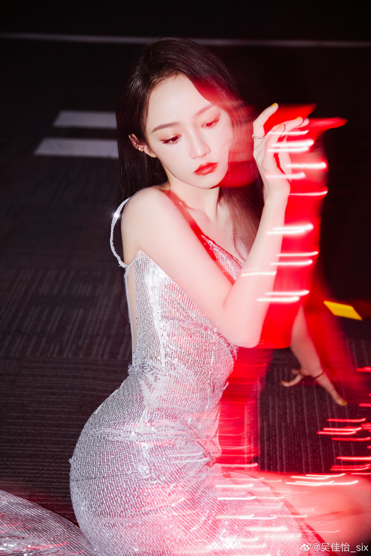 吴佳怡出席活动,一袭银色亮片开叉礼裙,端庄优雅,美丽迷人