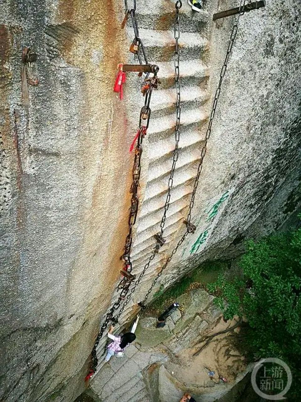 云梯事故的频频发生,为了确保游客的安全,华山景区应该采取一些措施.