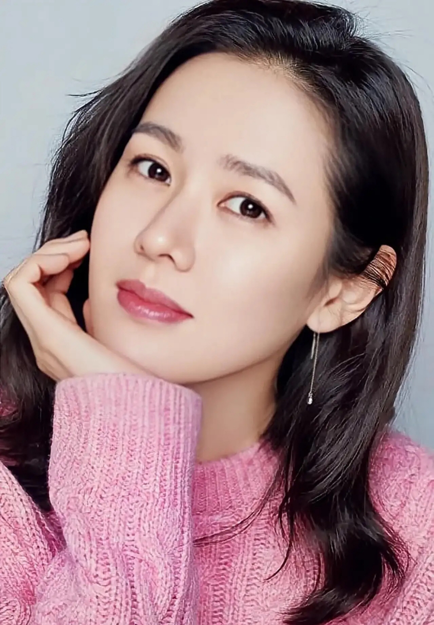 有一双迷人的大眼睛,她外型柔情似水,神情楚楚动人.那就是孙艺珍!