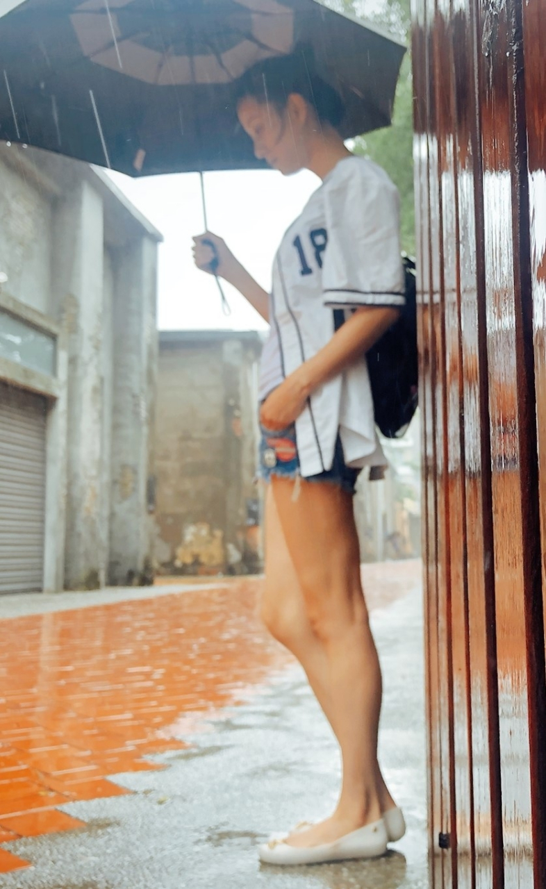 倪虹洁外出穿蓝色牛仔热裤秀美腿#明星生图大赏