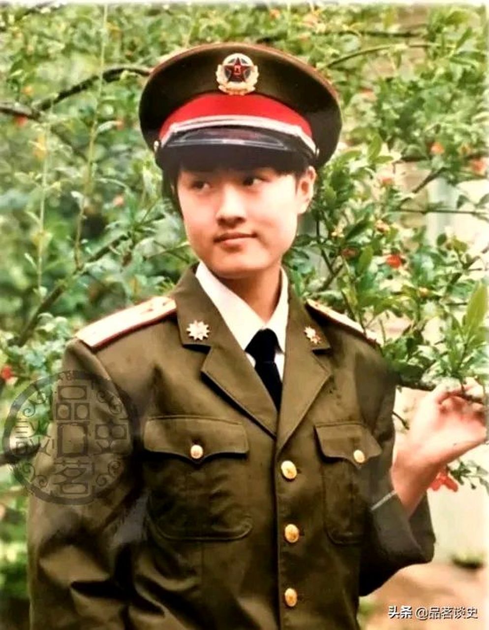 这位青春靓丽,秀外慧中,仪静体闲,身穿着87式军装的女兵叫孙梅,1987年