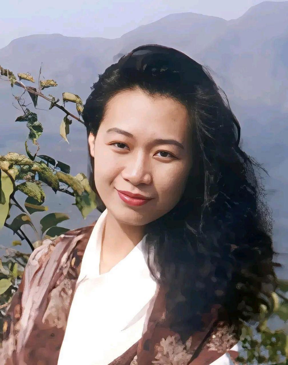 如果我不说,你可能猜不到,照片里的人是年轻时的陈丽华,当年她才20多