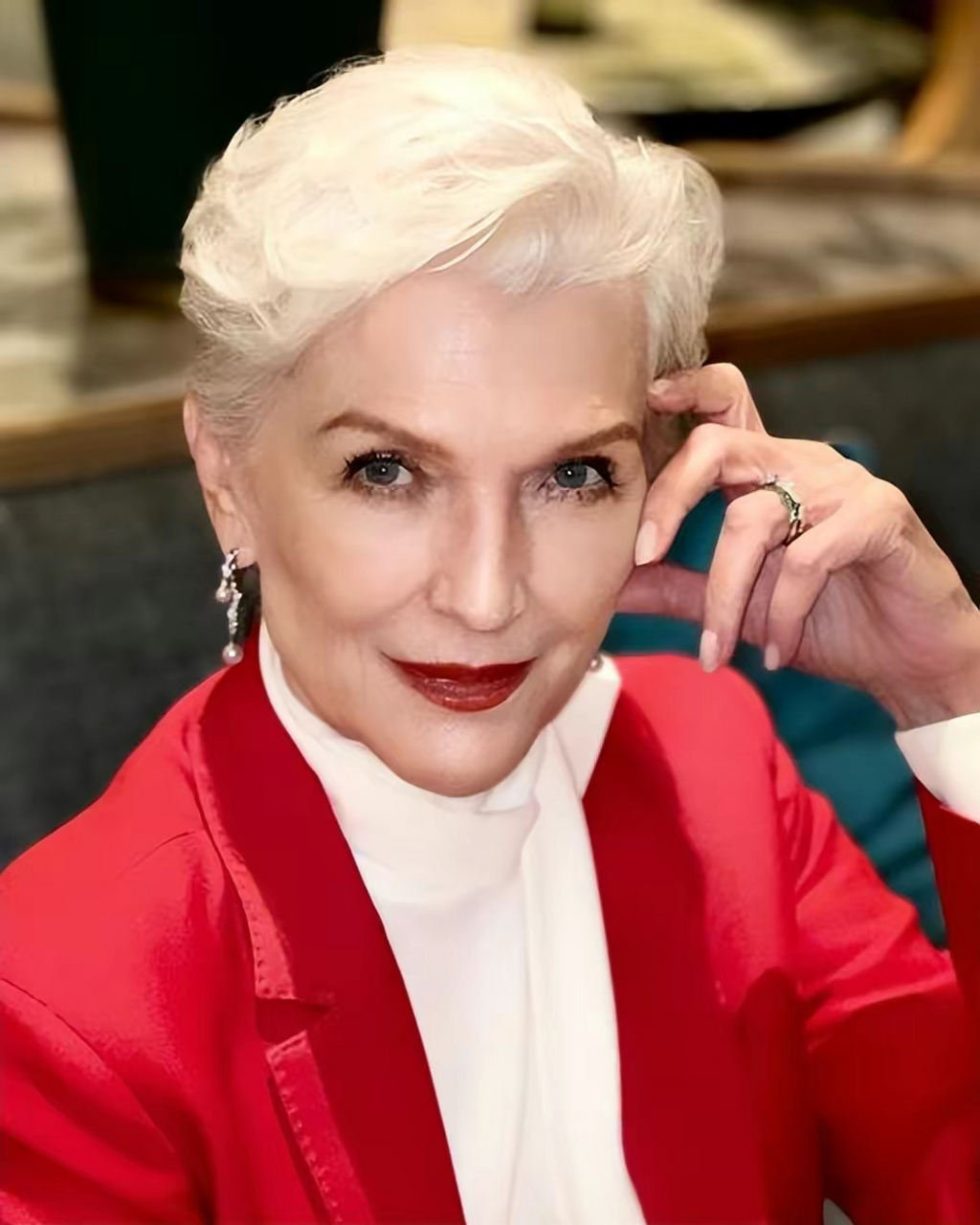 74岁的梅耶·马斯克十天之内游玩了大半个中国,她一连打卡广州,厦门