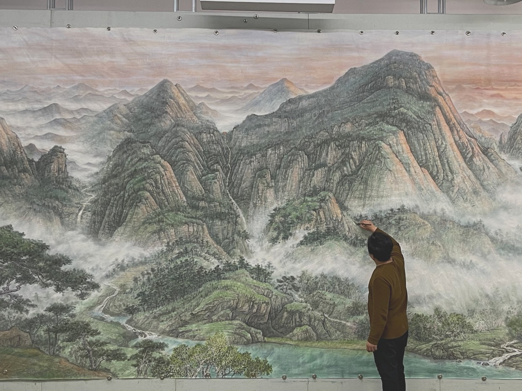 《旭日春晖国泰民安》  创作理念:此作品属于中国画兼工带写,淡彩写意