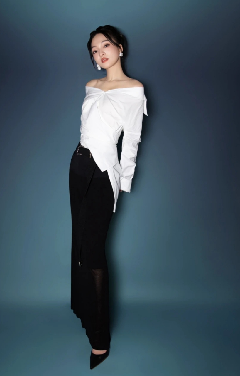 张韶涵穿高跟鞋录节目,个子不高但气场很足,她配合节目组拍摄宣传片