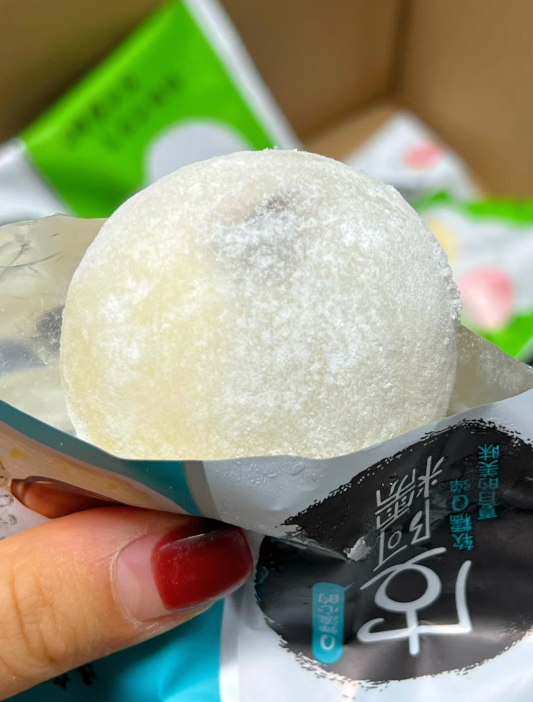 一块多一个的糯米糍冰淇淋,真的好好吃,里面是满满的夹心,入口冰冰凉