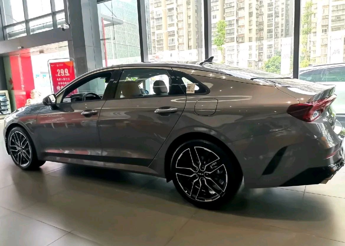 尺寸媲美雅阁!又一合资b级车"扛不住"了,新潮又大气