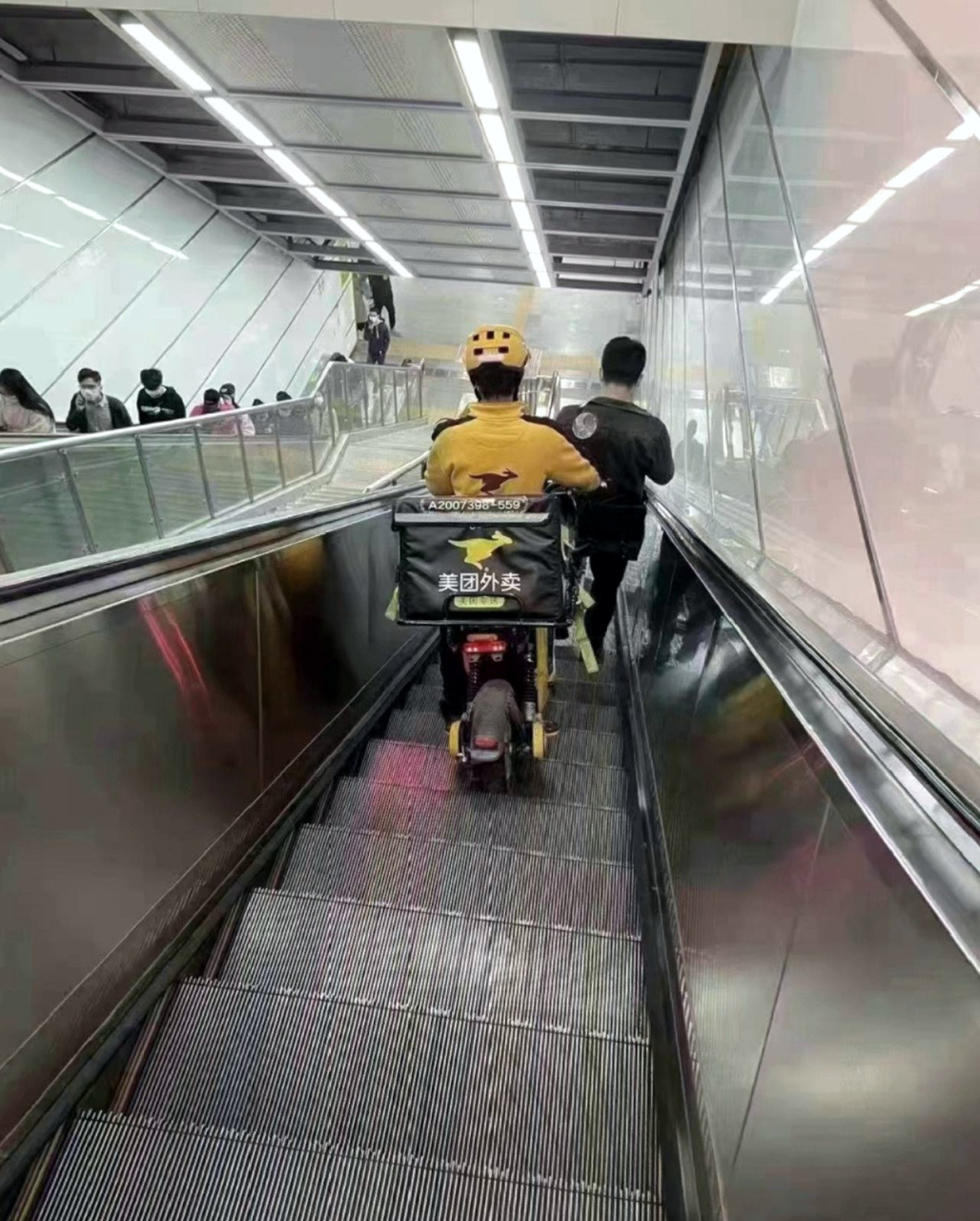 小伙子你送外卖怎么骑着电动车就进来了,在电梯上很危险的,你注意安全
