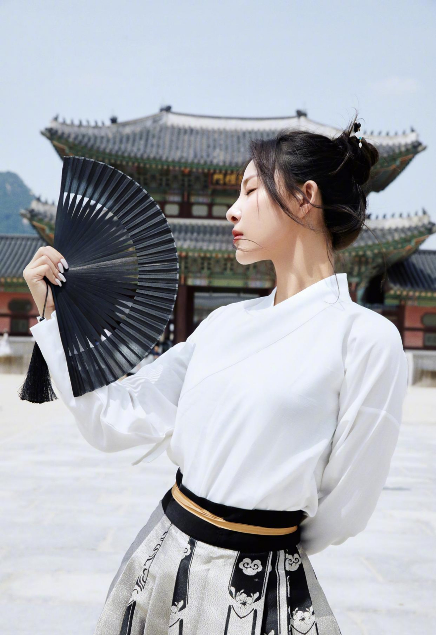 贾青的眼神太犀利了,感觉她的装扮和表情动作一点都不搭.