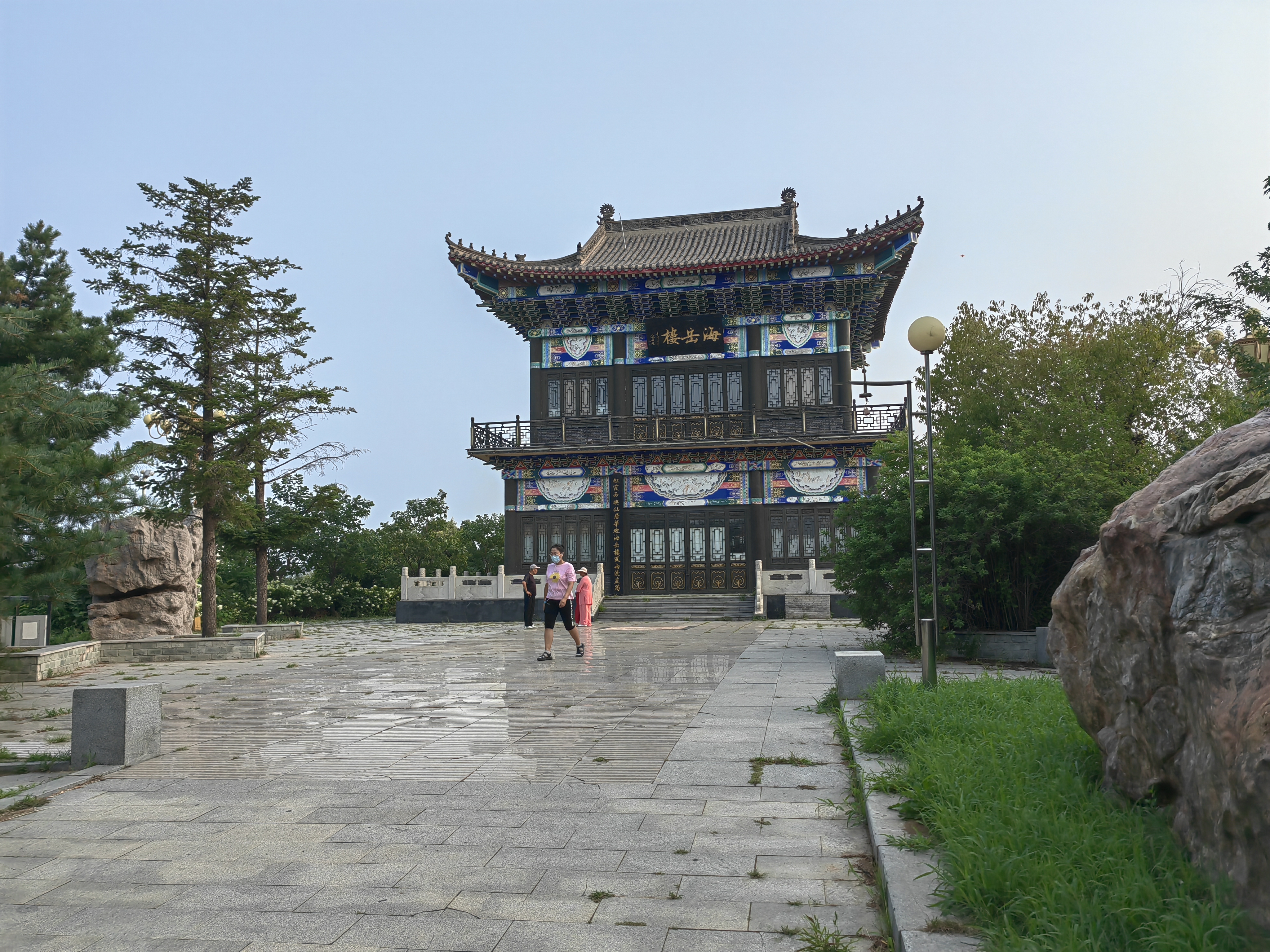 又到鲅鱼圈(二)         到了外甥女住的小区,早到的二姐,外甥,外甥女