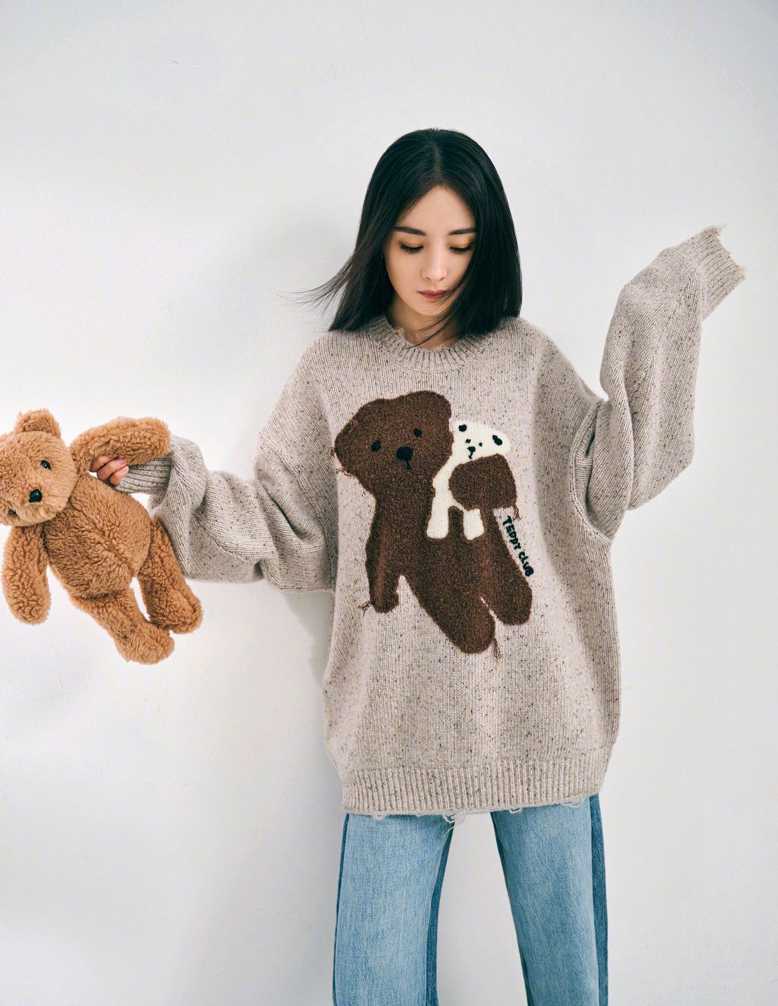 杨幂身穿小熊印花毛衣,宽松的版型慵懒随性,清新自然