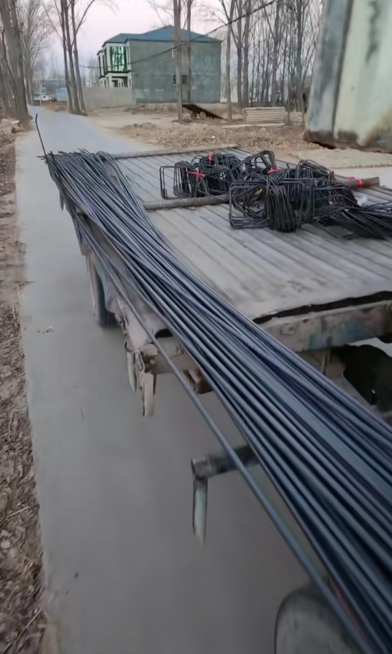 路过看到一辆这样的拉钢筋车,看着就很吓人的样子