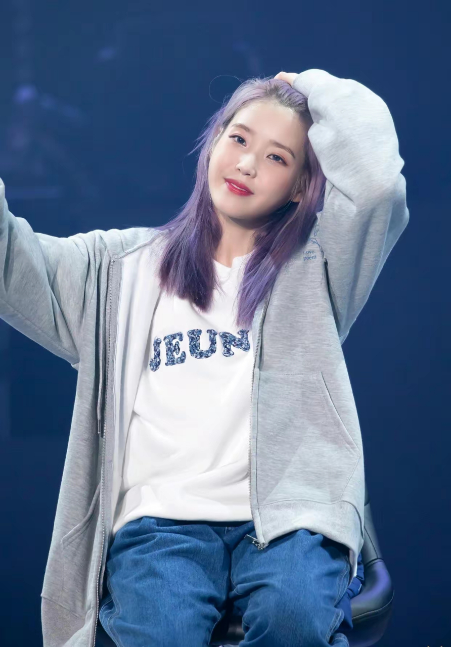 iu李知恩卫衣 牛仔裤,清纯甜美爆表啦!