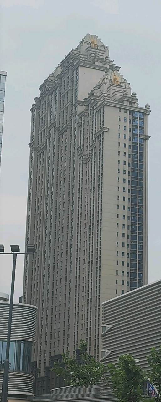 郑州市唯一一幢超高层住宅楼,最高处为60层.