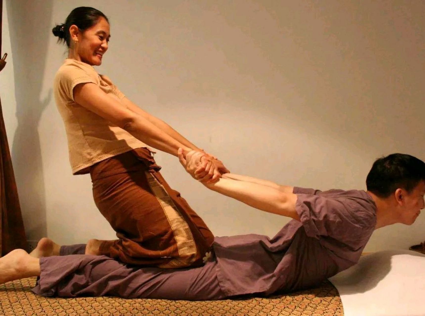 她在北京朝阳区的一家按摩店工作,每天接待各种各样的客人.