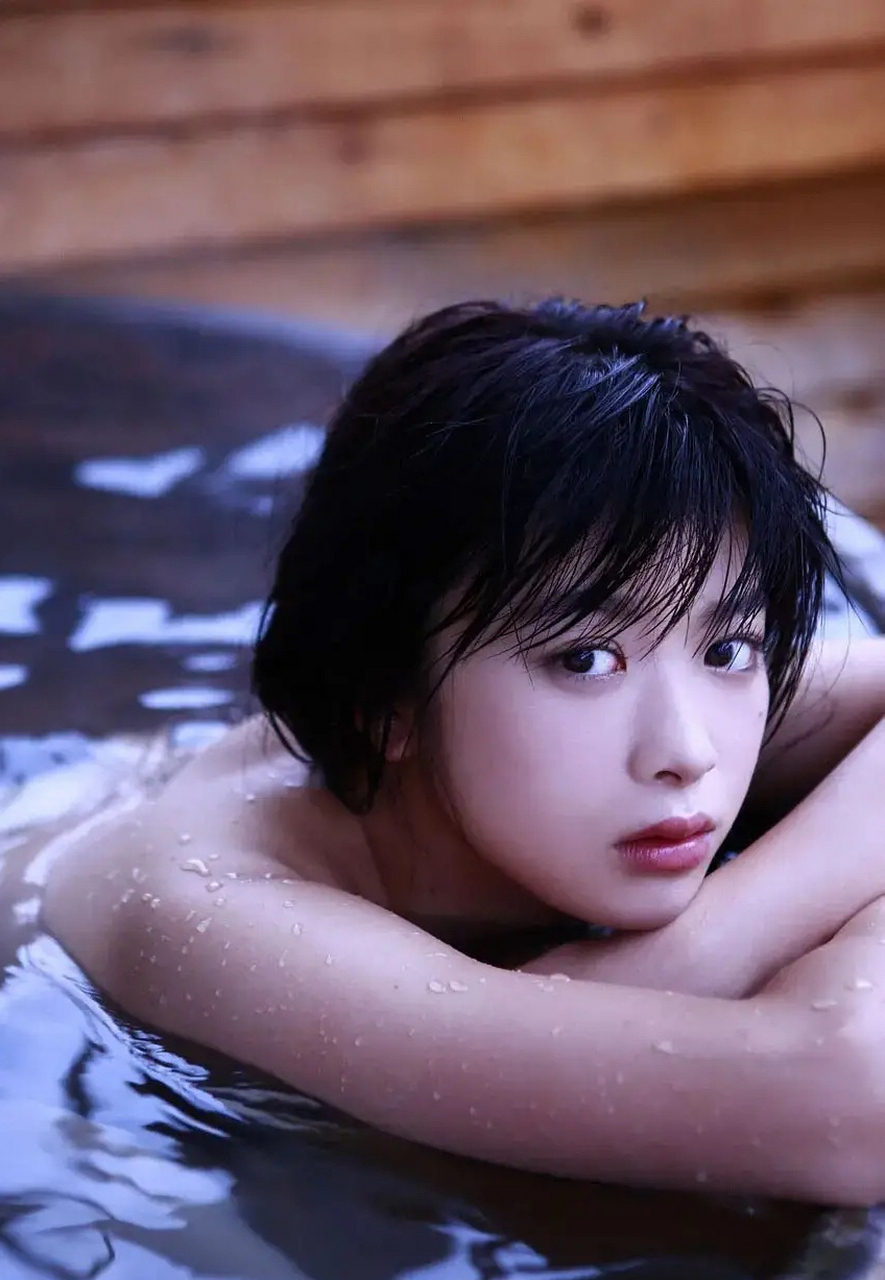 长发飘扬如梦幻,眸中星光闪耀万千. 日本明星马场富美加,美貌盼千年.