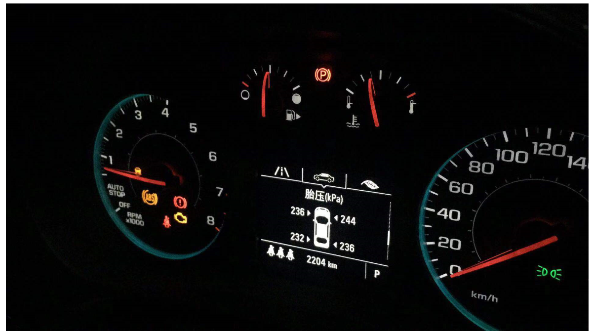 汽车刹车系统仪表盘刹车灯亮了,一般是哪个部分出现了故障?