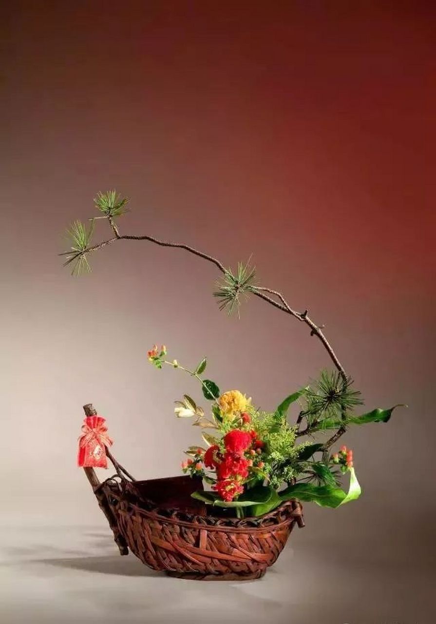 中式插花就是有一种与众不同的美和意境,这是西式插花,日式插花所没有