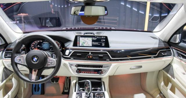 宝马m760li,搭载v12,6.6t发动机,个性定制车型