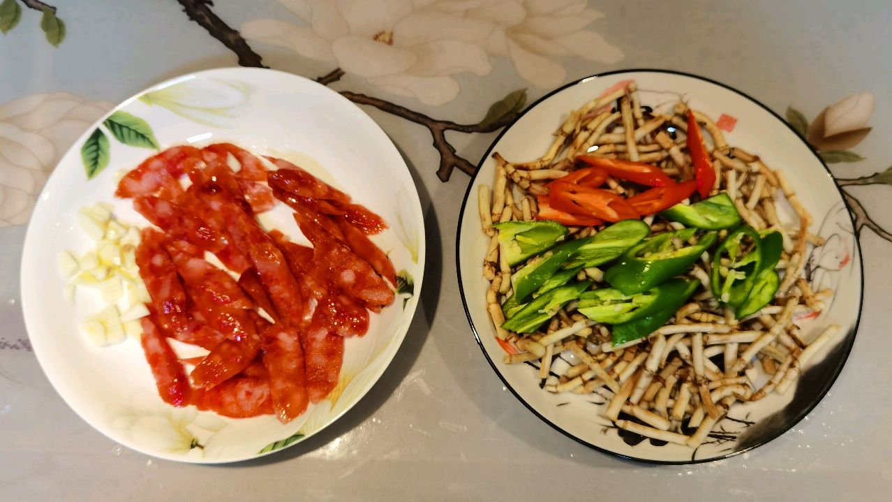 折耳根炒香肠,凉菜做成热菜,能吃吗?折耳根清凉解暑,药食两用
