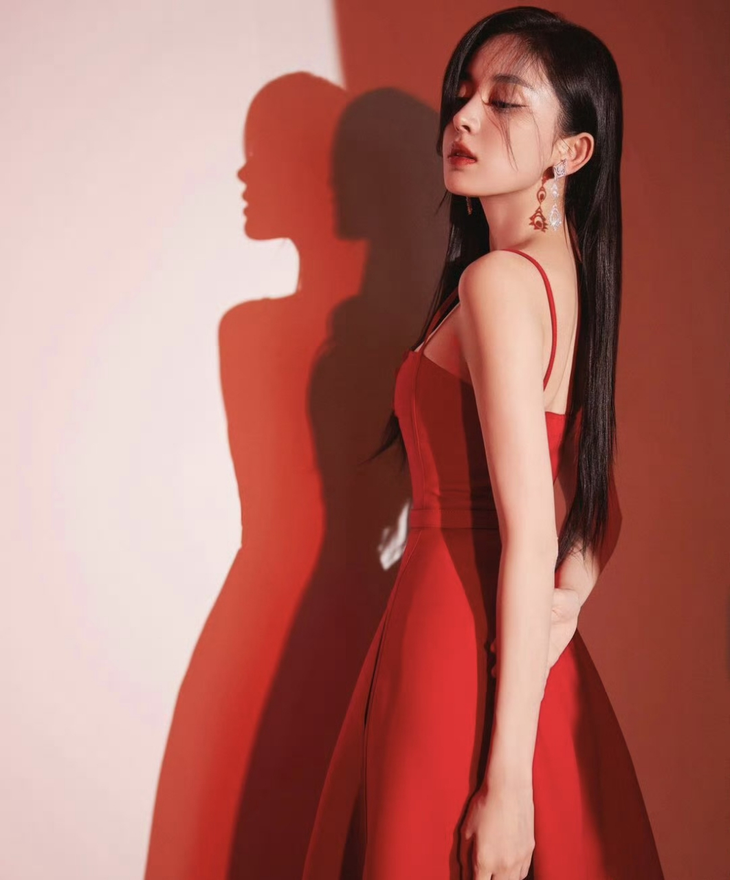 古力娜扎红色系列写真,果然人美穿什么都好看.#美女