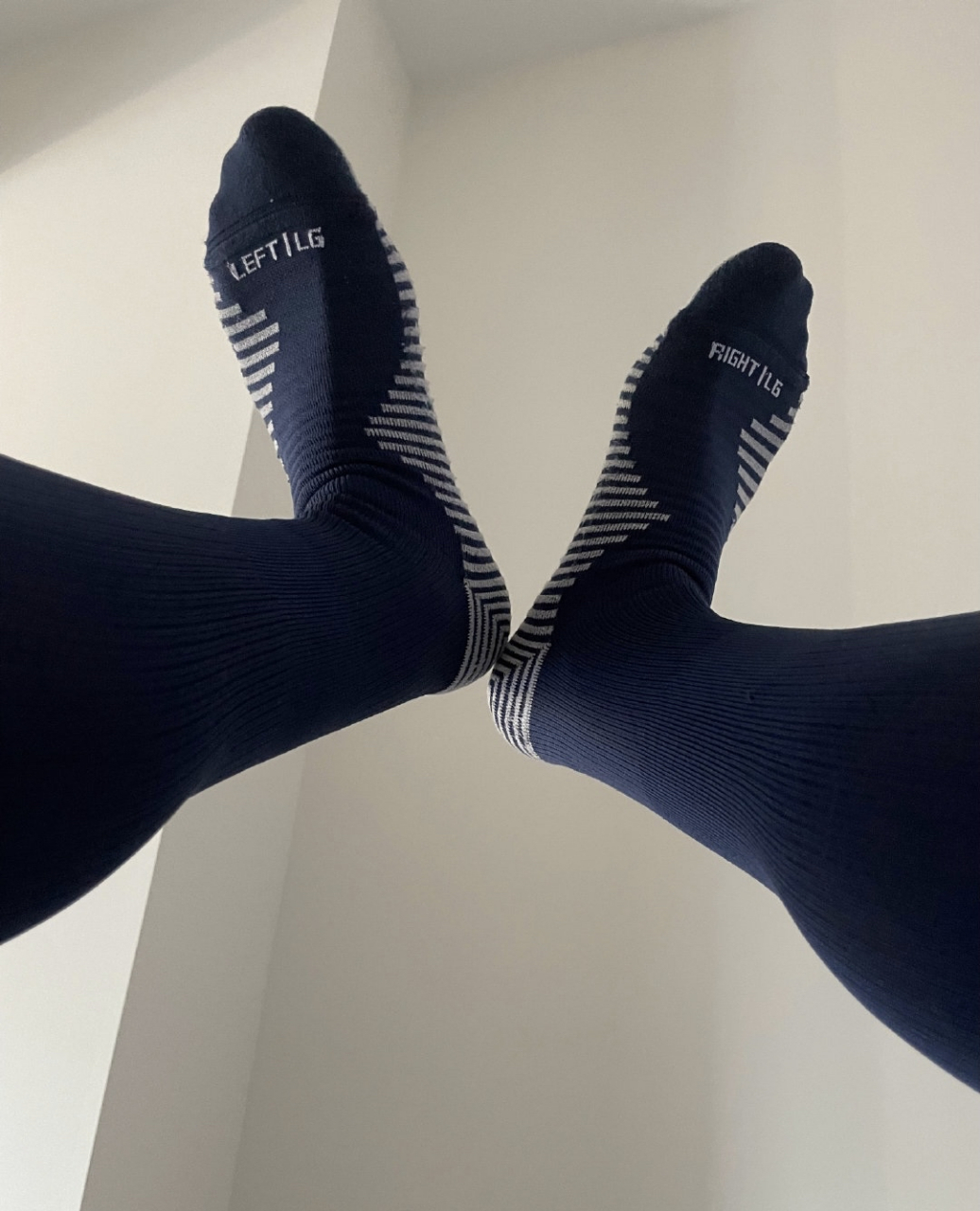 这袜子很适合在冬天穿,修身有弹性,长筒还保暖.