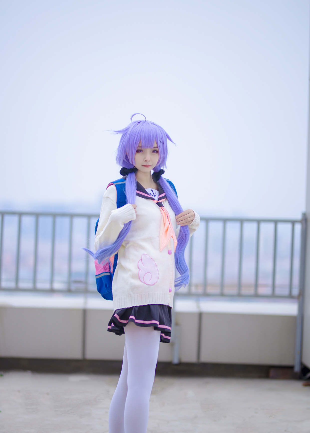 这位coser说自己有一米七,看着她穿白丝的直腿,我有点相信了