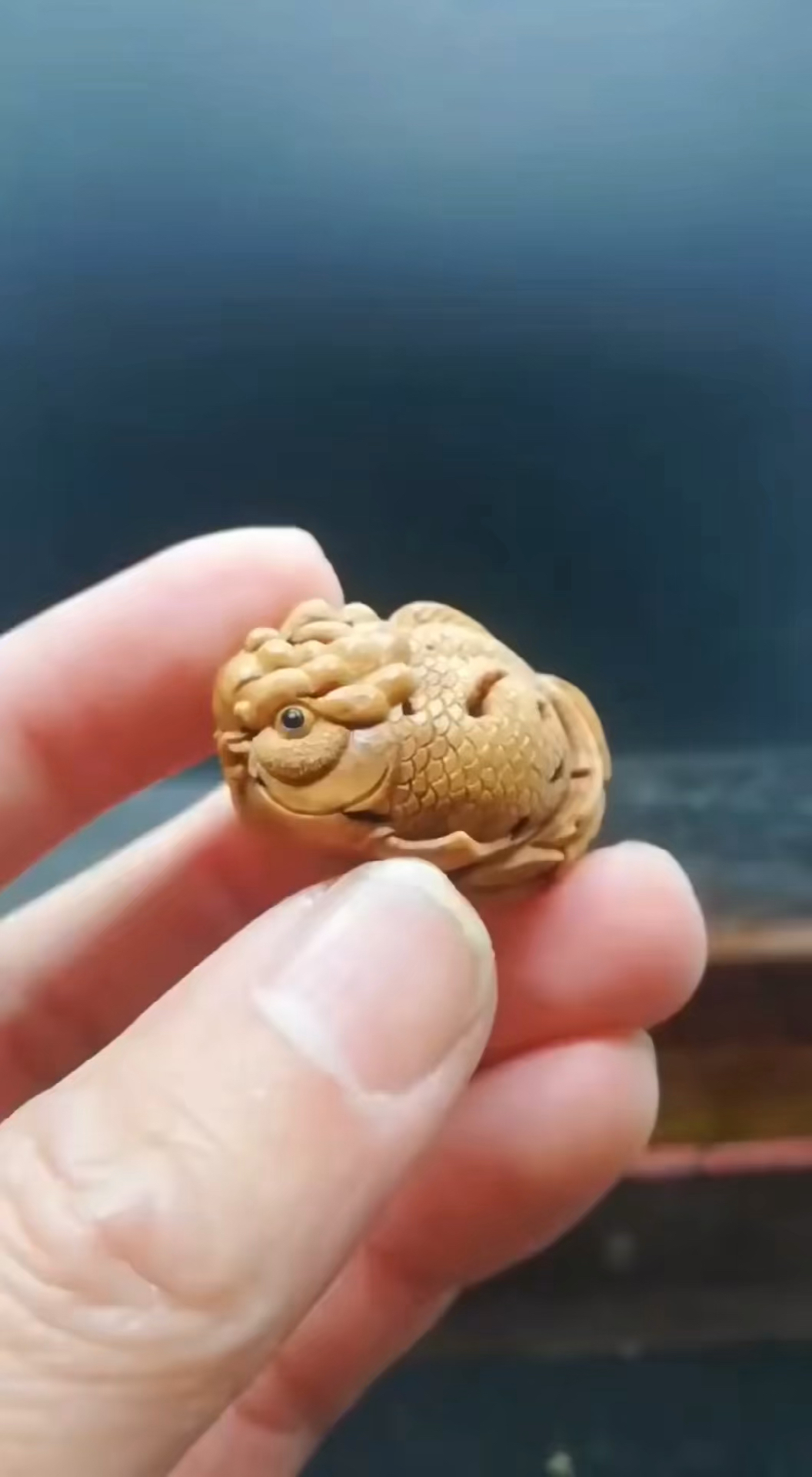 兰寿鱼,桃核雕刻!