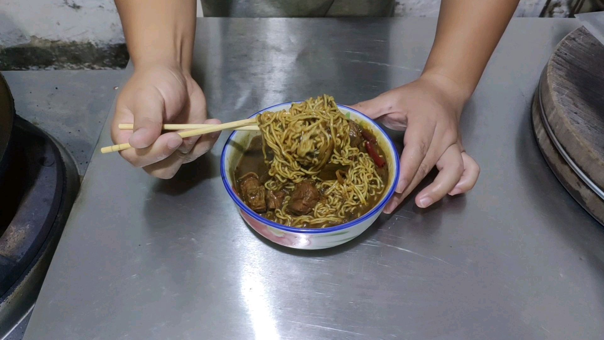 老坛酸菜牛肉面 这个方便面不太方便