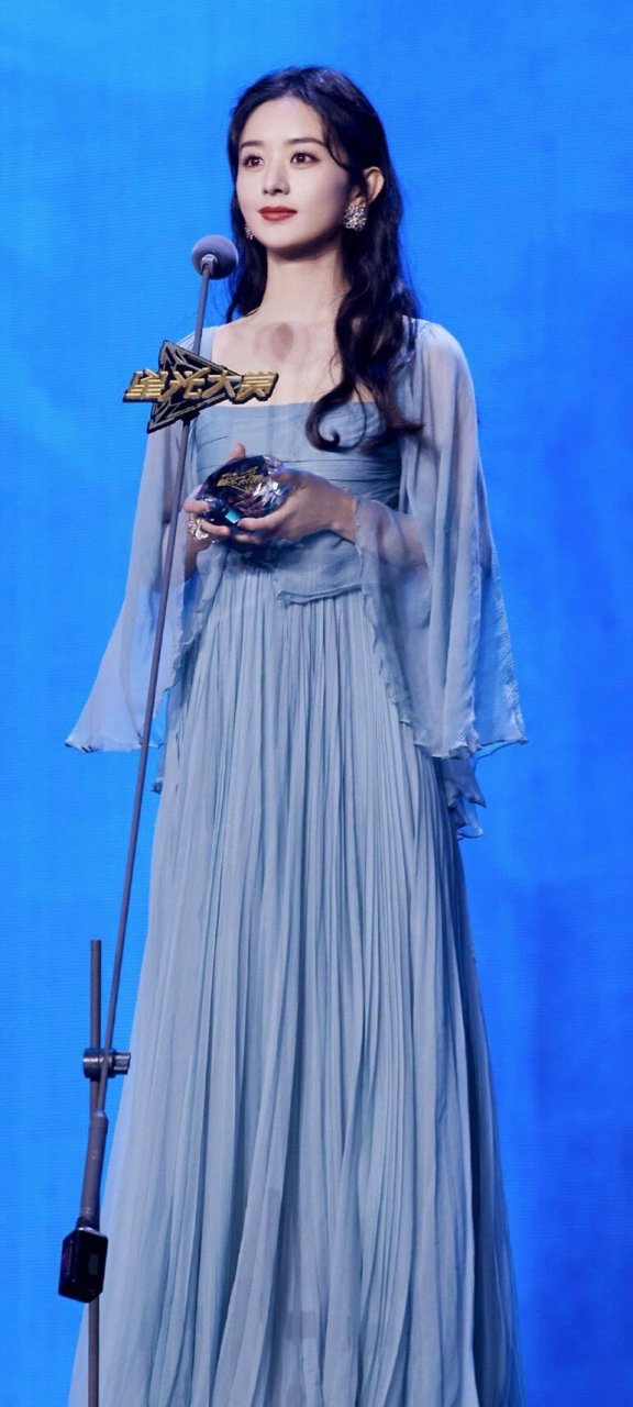 微博之夜赵丽颖没去,希望星光大赏她会去吧,也可以看到美美的仙女了