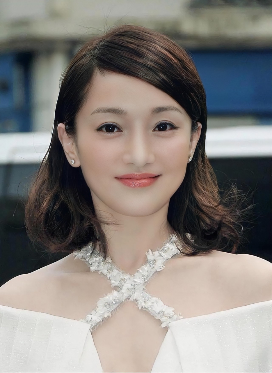 周迅有着独特的气质和个性,她的眼睛明亮如星,笑起来如春天的阳光,让