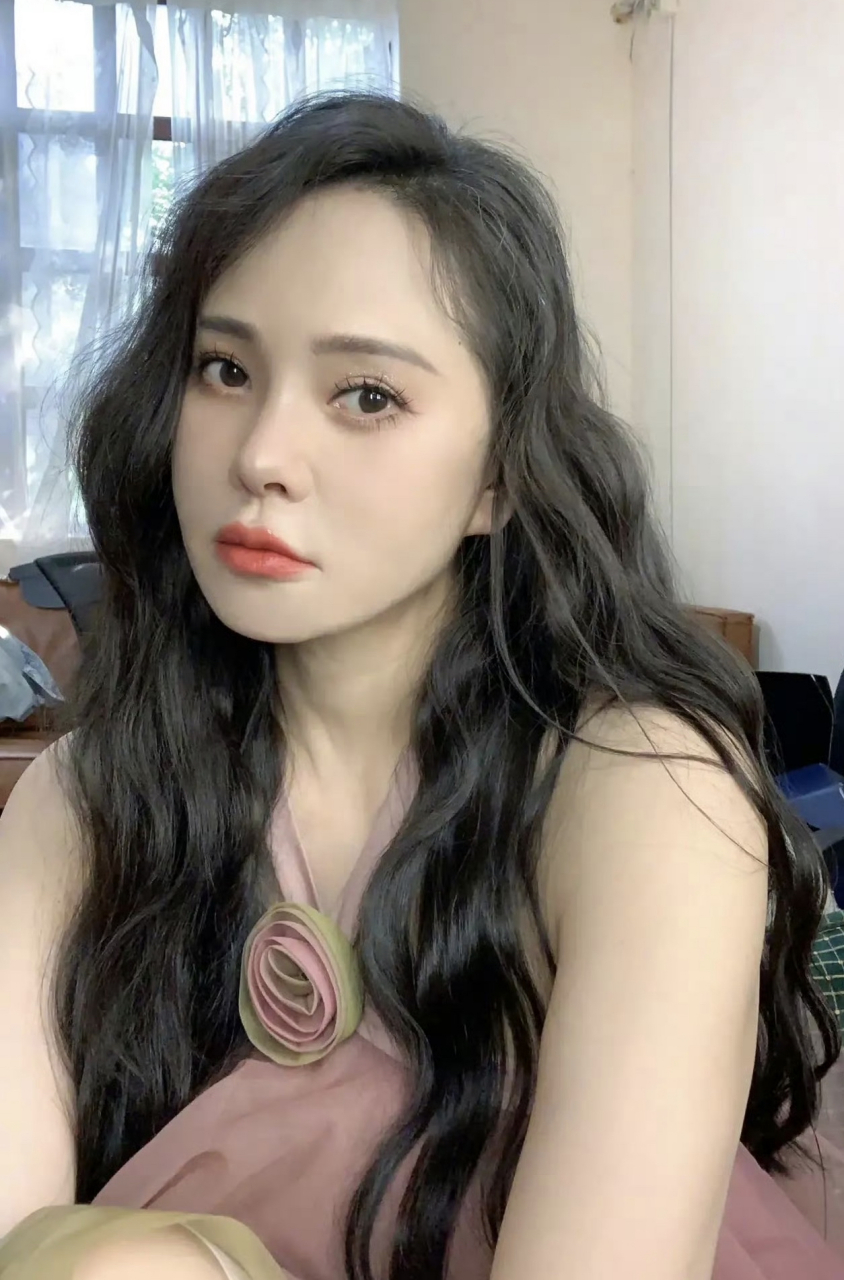 伊能静胖了,颜值反而更高了,大眼睛长卷发像个洋娃娃,看起来还很有