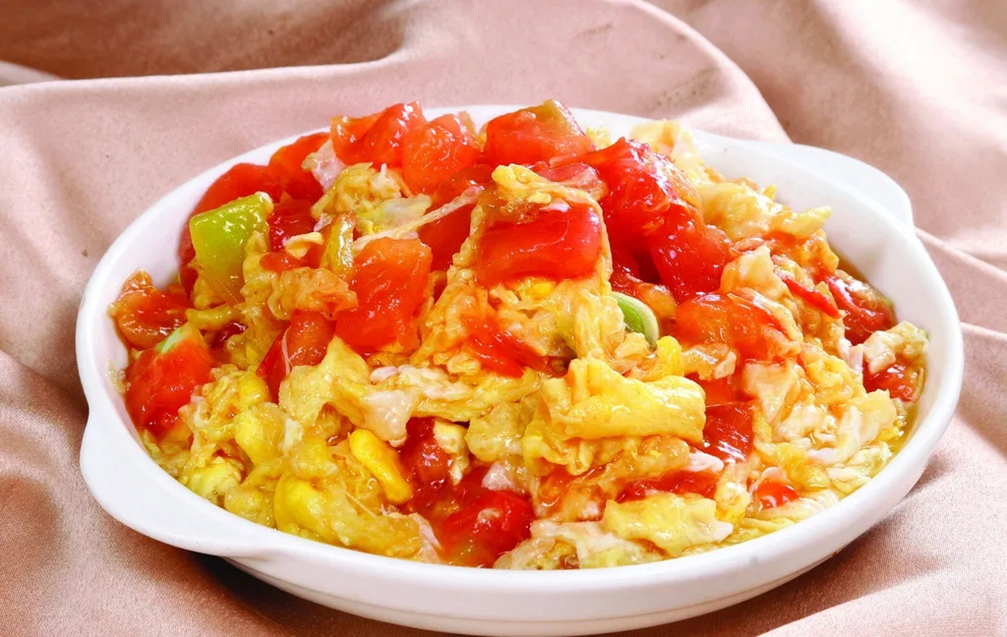 它是将鸡蛋和西红柿相结合烹饪而成,口感鲜嫩多汁,营养丰富,堪称美味