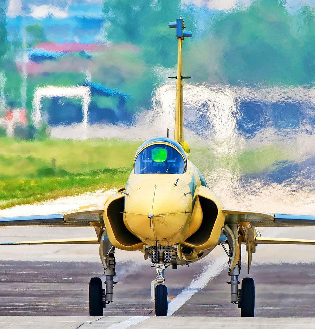 黄皮涂装的枭龙block3从中国直接飞往巴基斯坦,在服役之前,该机还需要