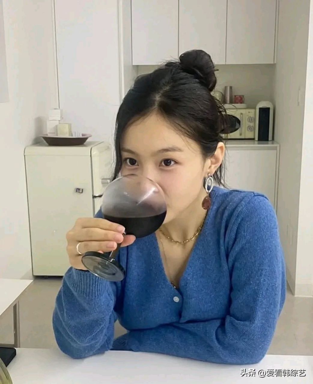 公开的照片中,李夏怡化着淡妆,身着蓝色开衫,尽显清纯魅力.