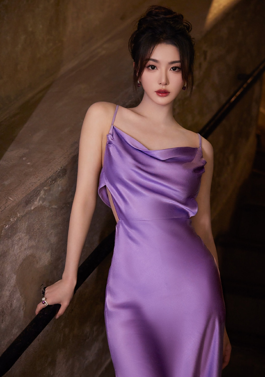 孔雪儿# 一袭紫色吊带露背裙,甜美清纯的容颜,白皙水嫩的肩颈线,性感