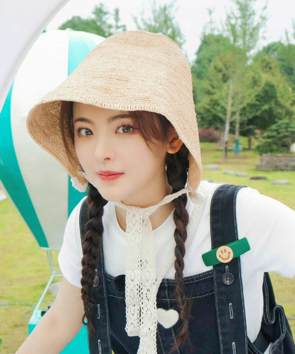 杨超越草帽麻花辫写真,好美好灵好有意境感的超越妹妹