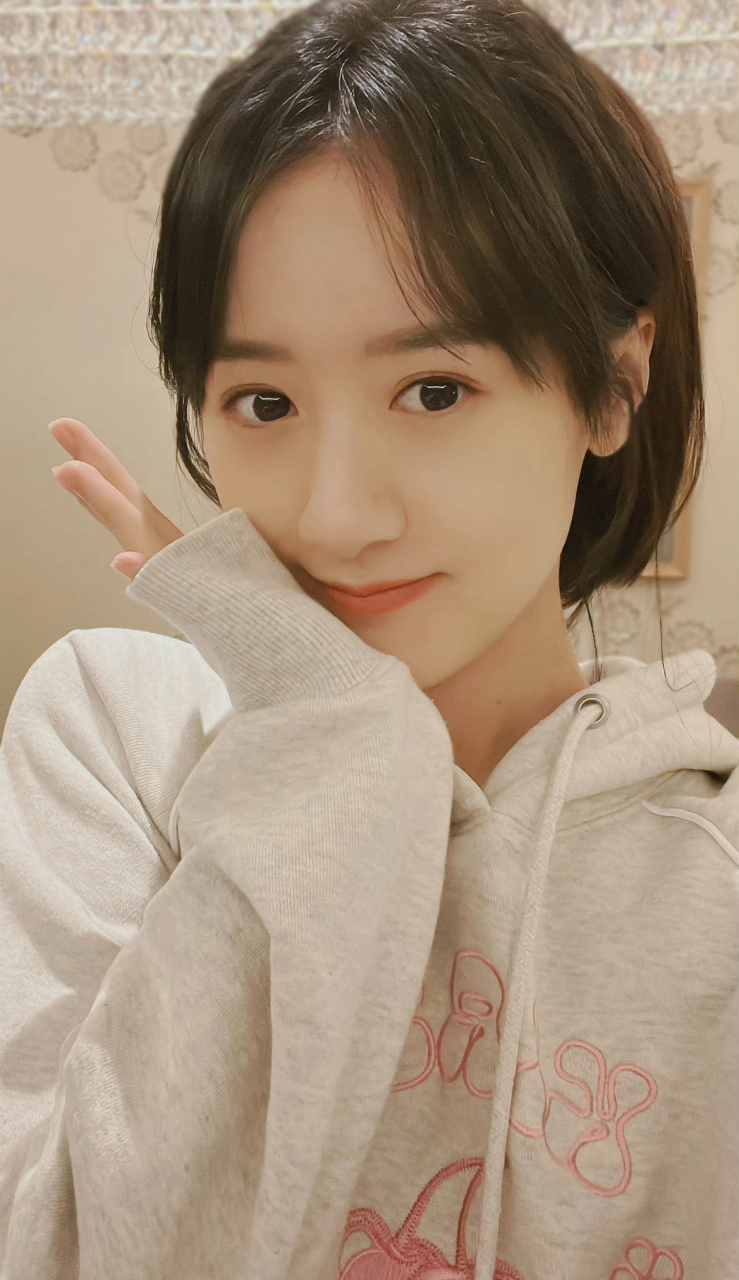 袁冰妍晒自拍:燕麦色连帽卫衣配简约利落的短发,好清新甜美又温柔!