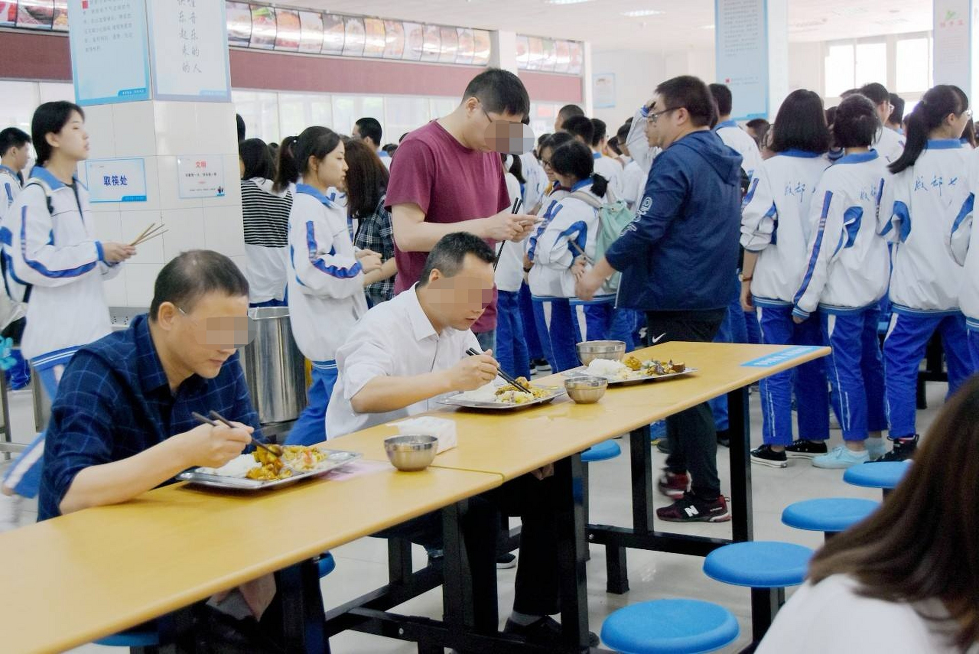 如何看待校長在食堂吃飯的座位問題?