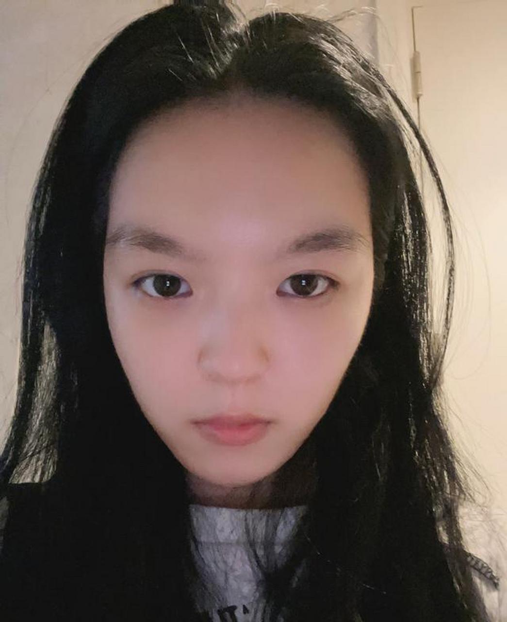 李咏女儿法图麦晒近照,素颜出镜颜值高,瘦长脸和爸爸很像!