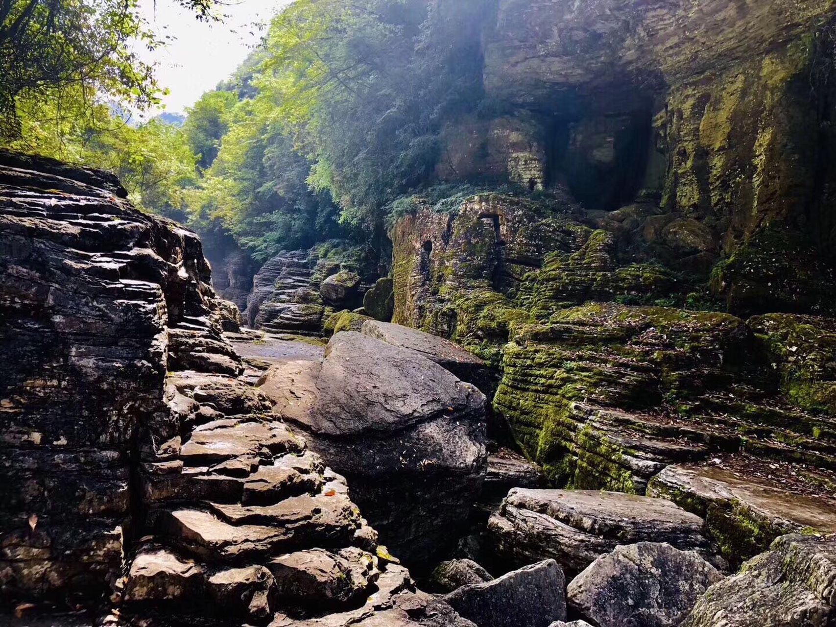 恩施清江古河床是一处自然景观,位于湖北恩施市境内,是一条全长约20