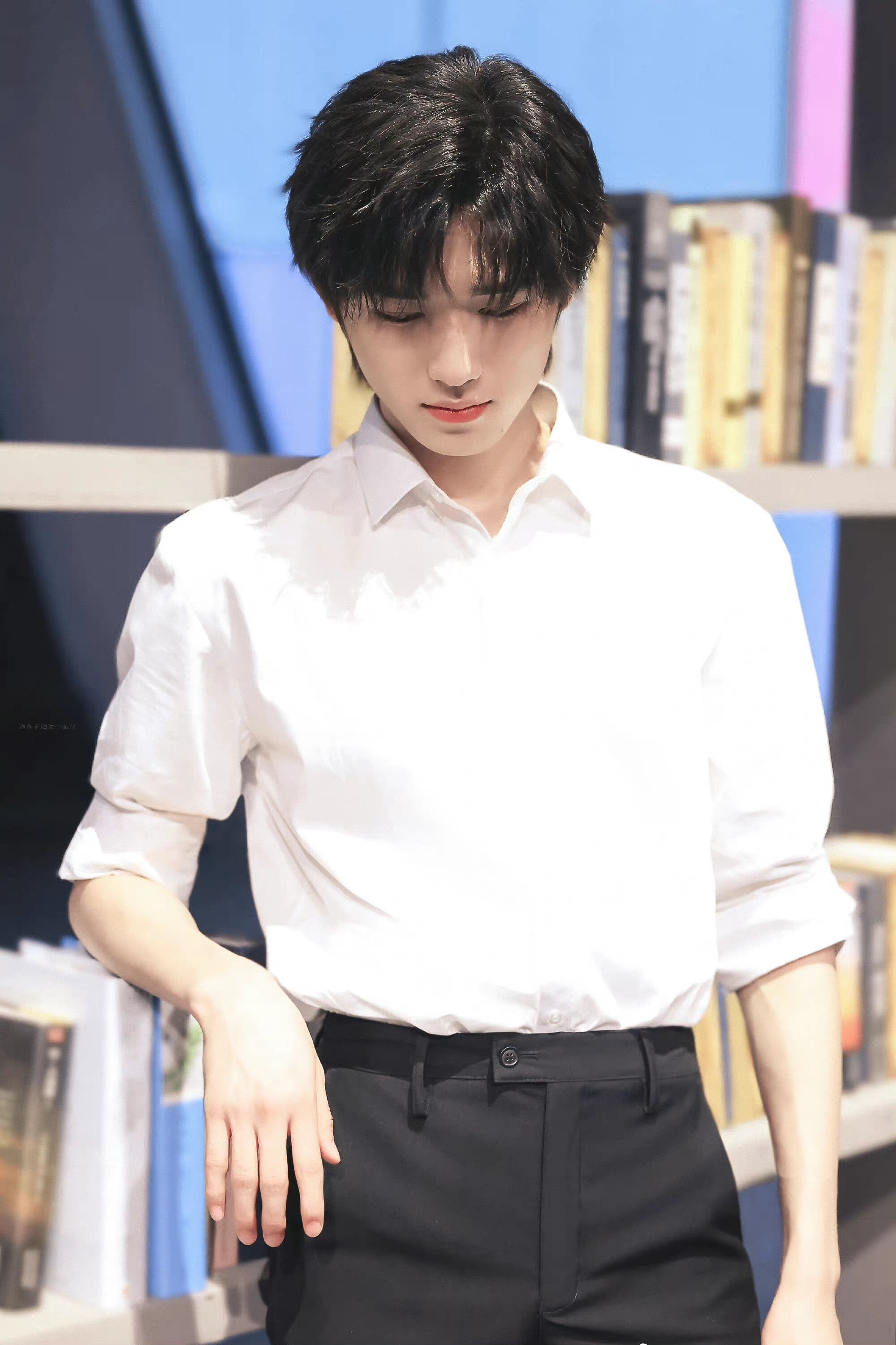 宋亚轩的气质真出众,简单的白衬衫,他穿上就很有"贵族感"