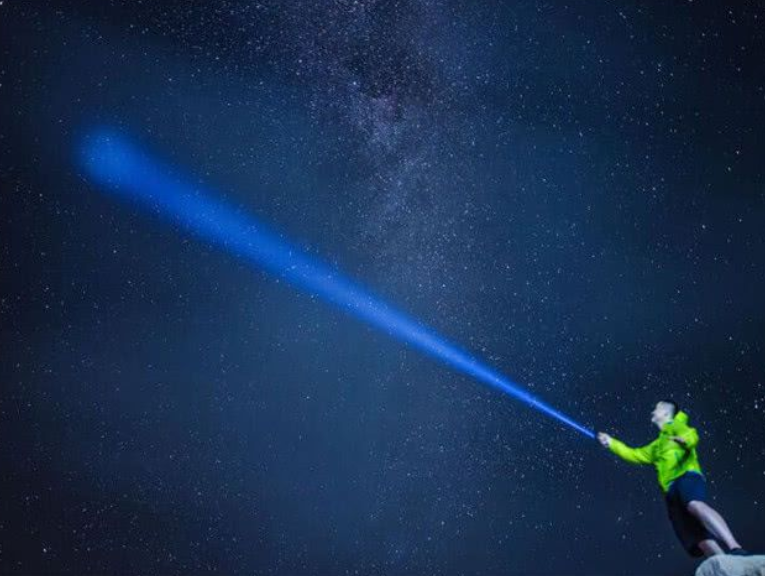 用手电筒向着天空照射1秒后关闭,发出的光能飞到宇宙边缘吗?