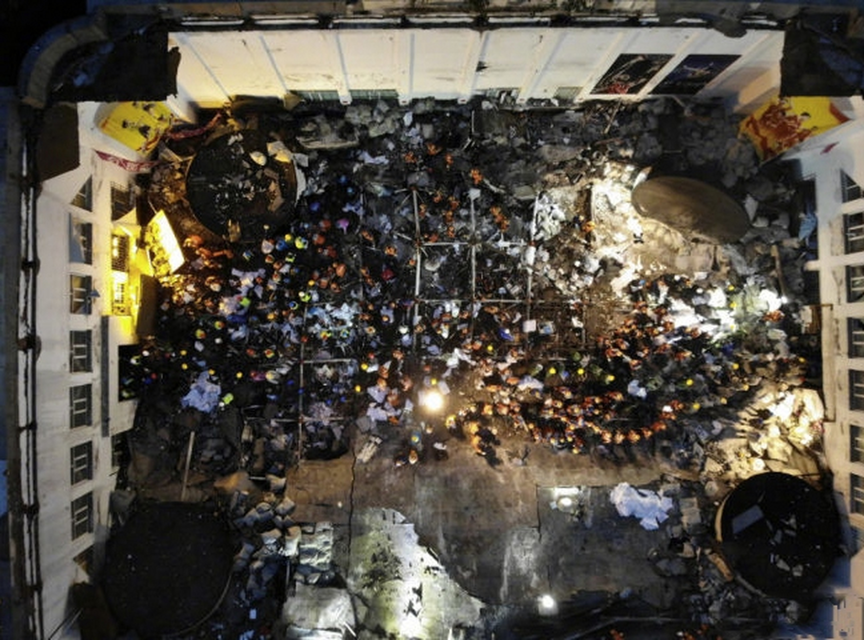 齐齐哈尔第三十四中学校的体育馆楼顶坍塌事故发生后,救援人员立即