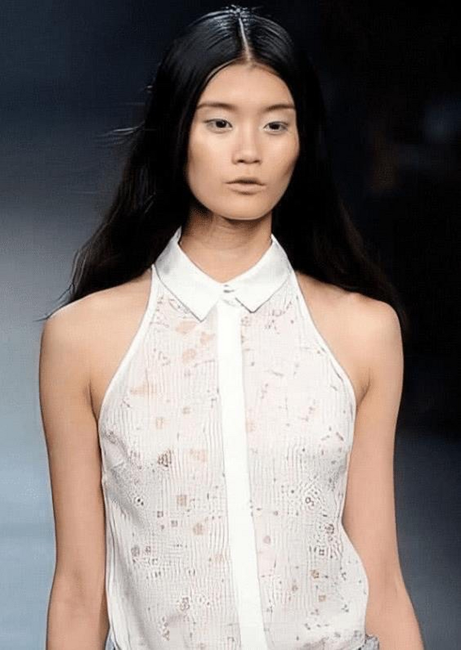 考古奚梦瑶老照片,以前的脸型好方啊.