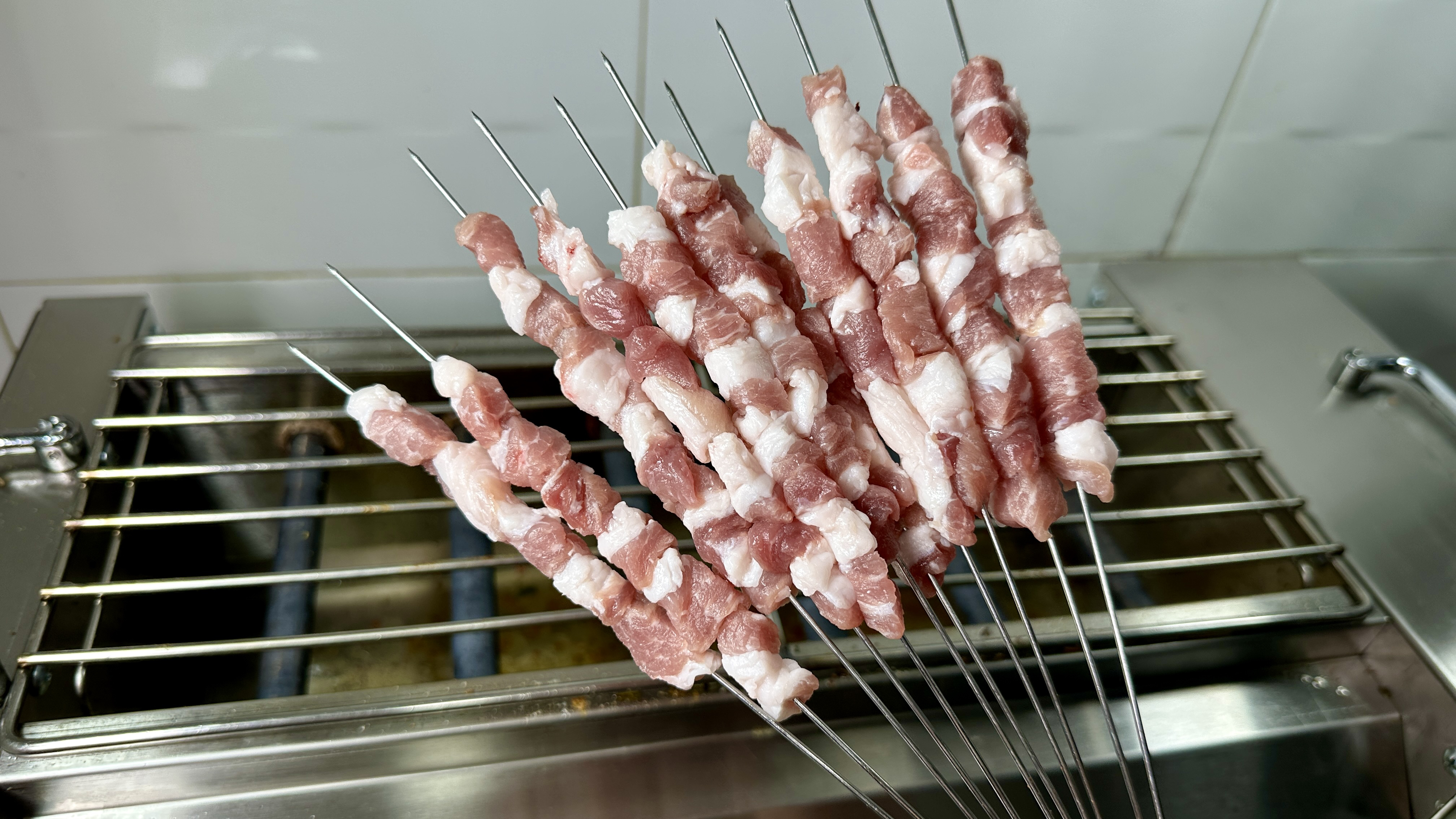 比羊肉串还好吃的原味猪肉小串烤制方法与技巧