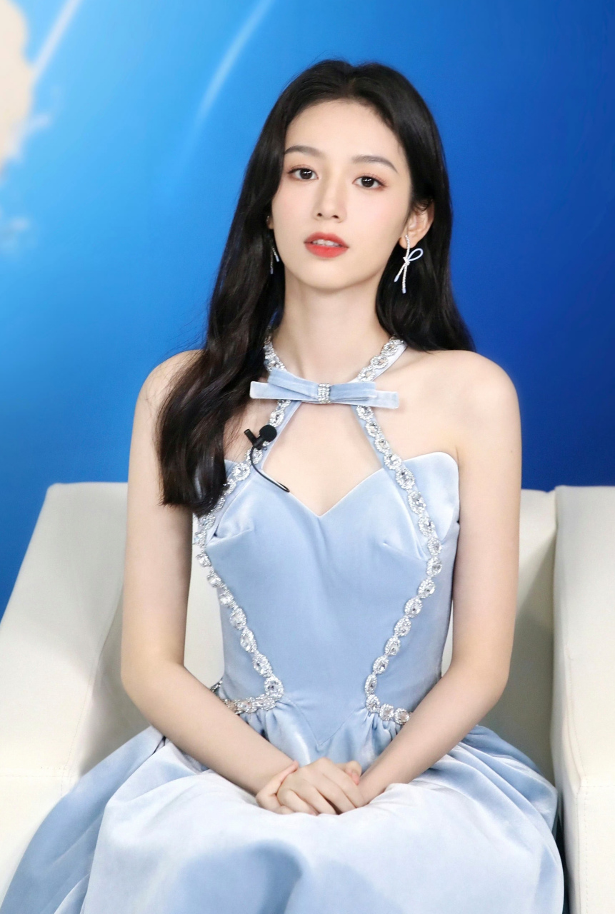 周也 很漂亮很上镜 白腿 玉足 [左捂脸](肤浅了)