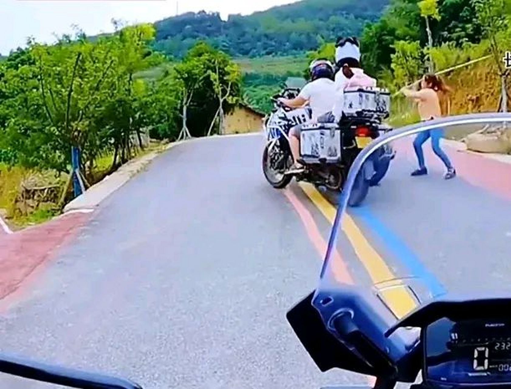 但最近又发生了可怕的一幕,一女路霸光天化日之下拦路要钱,扬言不给就