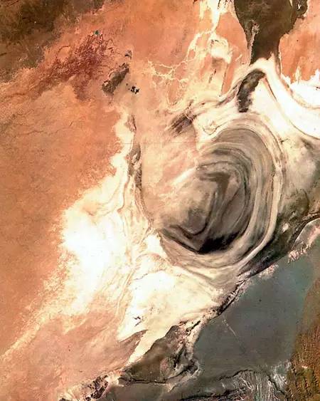 谜团沙漠:探秘罗布泊的神秘事件