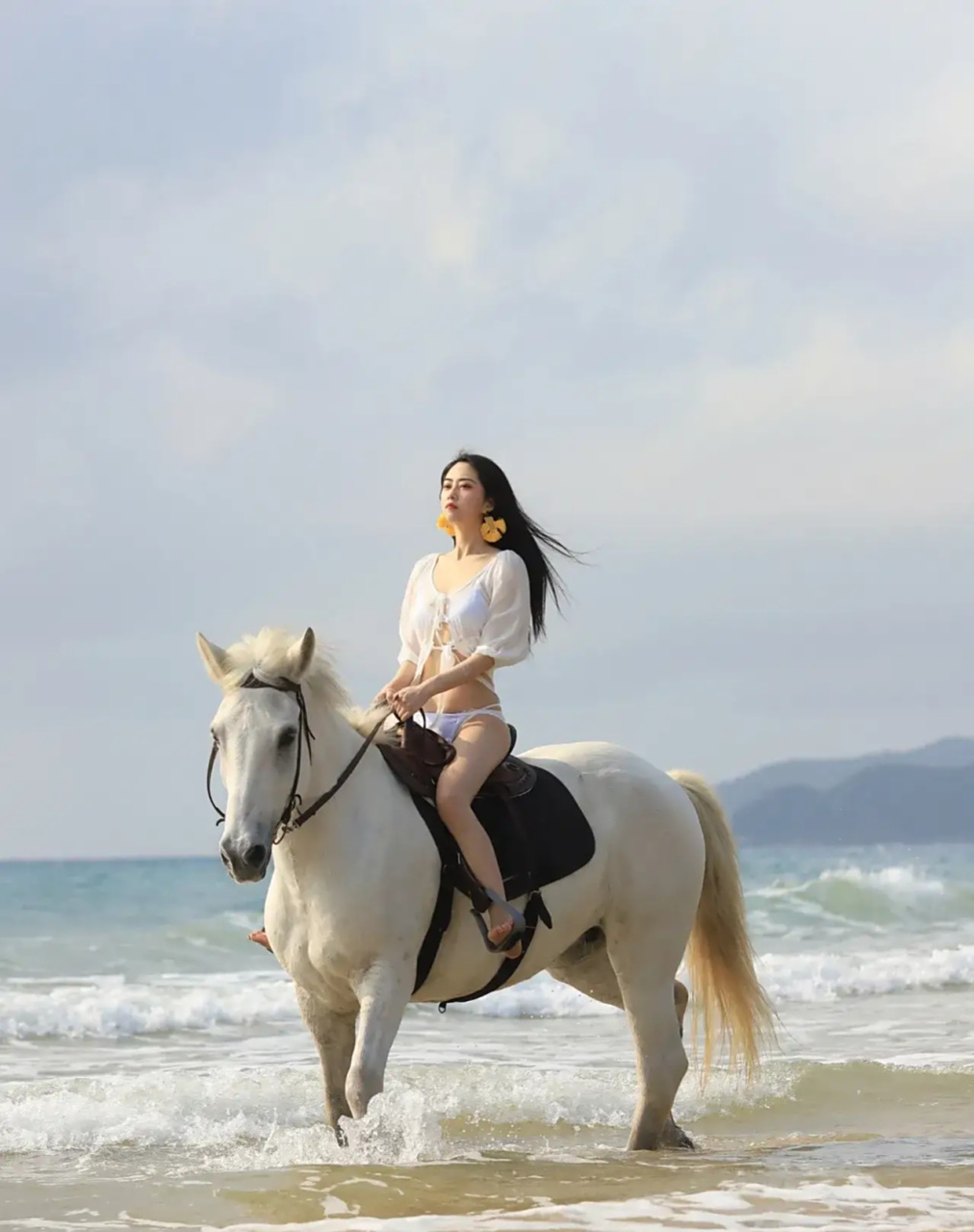 骑白马的不一定是唐僧,有可能是美女哦!#性感好身材# #美女# #情感